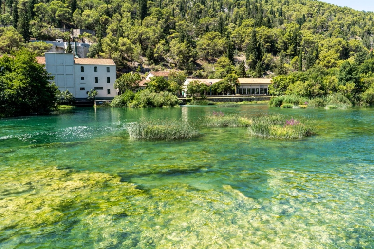 Split: Tour zu den Krka-Wasserfällen mit Kreuzfahrt, Öl- und WeinprobeGanztägige Tour zu den Krka-Wasserfällen mit Abfahrt am Morgen