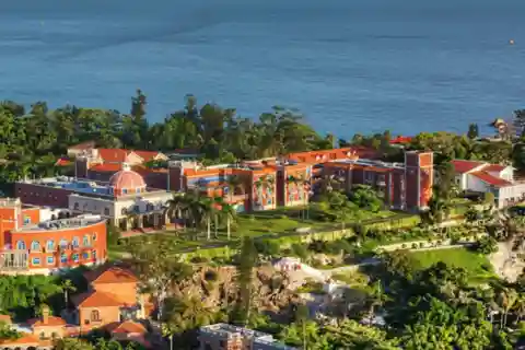 Xiamen: Gulangyu Island Day Trip with Ferry and Guide