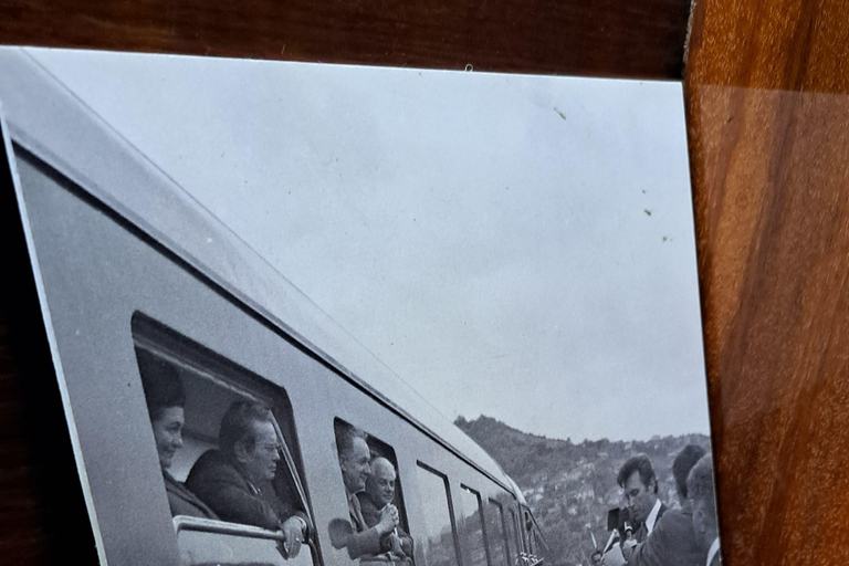 Belgrad: Niebieski pociąg Tity, Dom Kwiatów, wycieczka retro samochodamiBelgrad: Niebieski pociąg Tity, Dom Kwiatów, wycieczka zabytkowymi samochodami