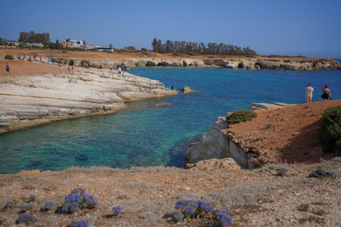 Paphos: Viagem de 1 dia a Akamas/Lagoa Azul e Banhos de Afrodite(Cópia de) Paphos: Parque Nacional de Akamas e passeio de ônibus e barco pela Lagoa Azul