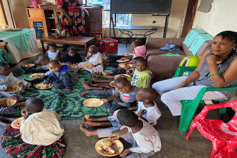 Moshi: Visita à escola da Thrive Nest Foundation com almoço