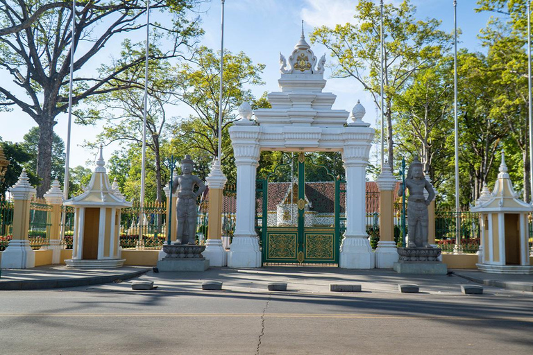 Siem Reap: City Tour, Killing Fields, & Art Haft -Day Tour Tuk Tuk Option + Tour Guide