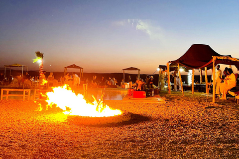 Diner in de Agafay-woestijn in Berber Camp met zonsondergang en sterren