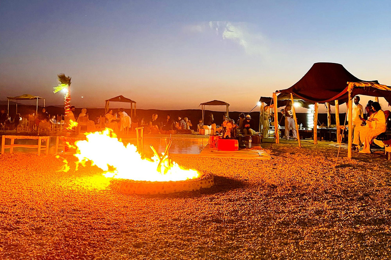 Diner in de Agafay-woestijn in Berber Camp met zonsondergang en sterren