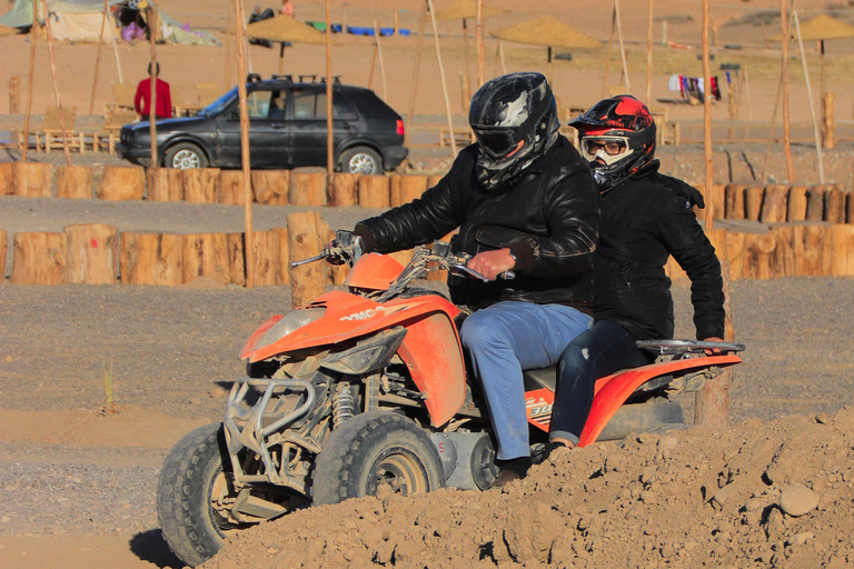 Marrakech: Giro nel deserto di Agafay in quad e cammello con cena spettacolo