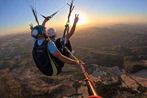 Gleitschirmfliegen: in der Nähe von Ronda (Málaga)