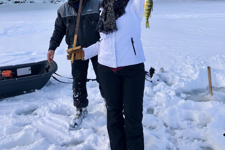 Toronto: Ice Fishing Day Trip with Lunch on RV