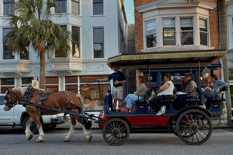 Charleston: Passeio particular de carruagem com história assombradaTour particular noturno de carruagem com história assombrada