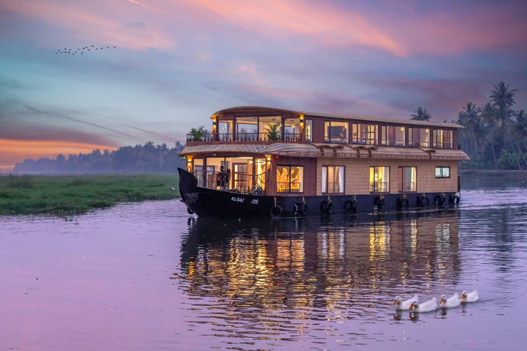 From Kochi: Alleppey Houseboat Cruise with Meals & Transfers