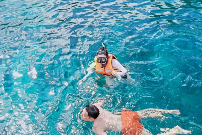 Phuket : excursion en yacht avec déjeuner sur les îles Coral et RachaPhuket : excursion en yacht vers les îles Coral et Racha avec déjeuner