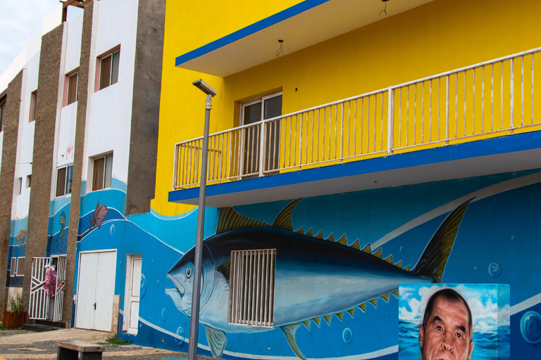 Santa Maria: Walking Tour with Local Drinks