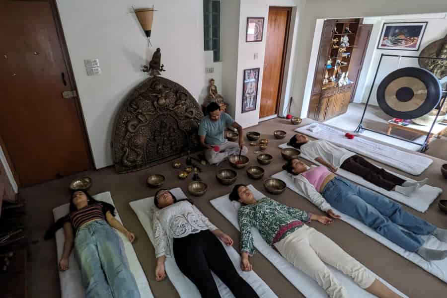 Kathmandu: Klangschalen-Soundtherapie-Session. Foto: GetYourGuide