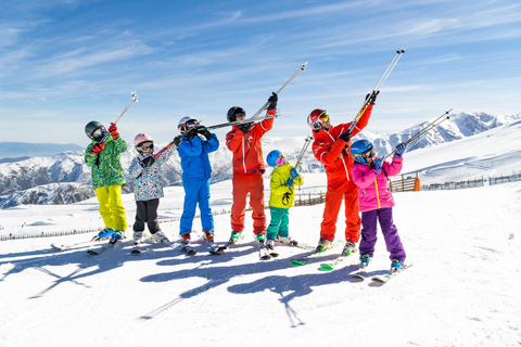 Ski à El Colorado : billet, cours, transport, option vêtementsLieu de rendez-vous : Plaza de Armas + équipement pour la neige