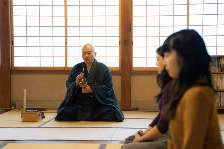 Tokio: Zen-Meditation in einem privaten Tempel mit einem Mönch. Foto: GetYourGuide