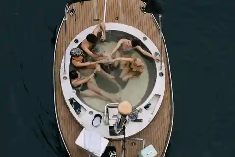 Berlin: Self-drive hot tub boat experience