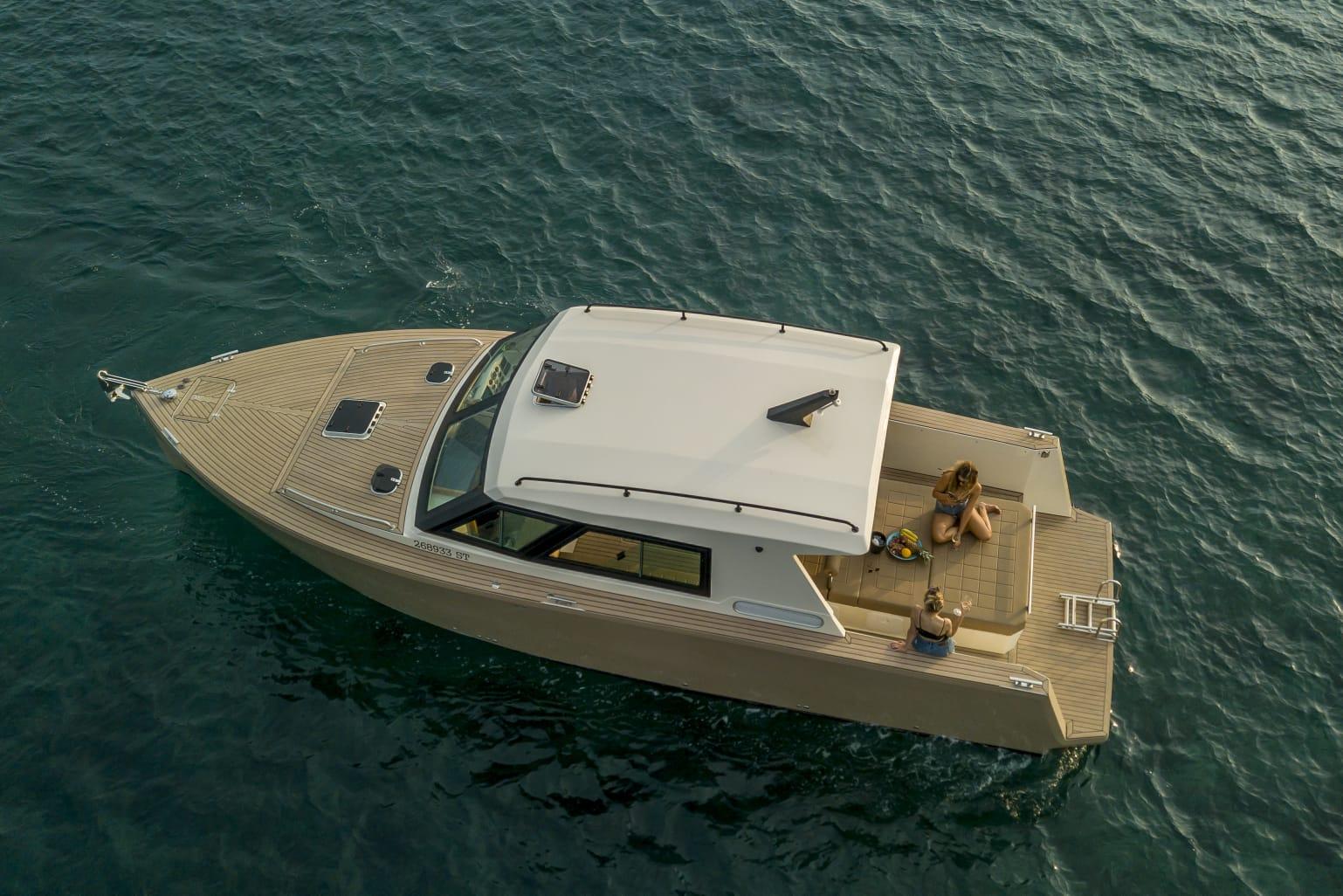 PRIVATER TAG MIT UNSEREM LUXURIÖSEN SCHNELLBOOT, 5-STERNE-GENUSS *****