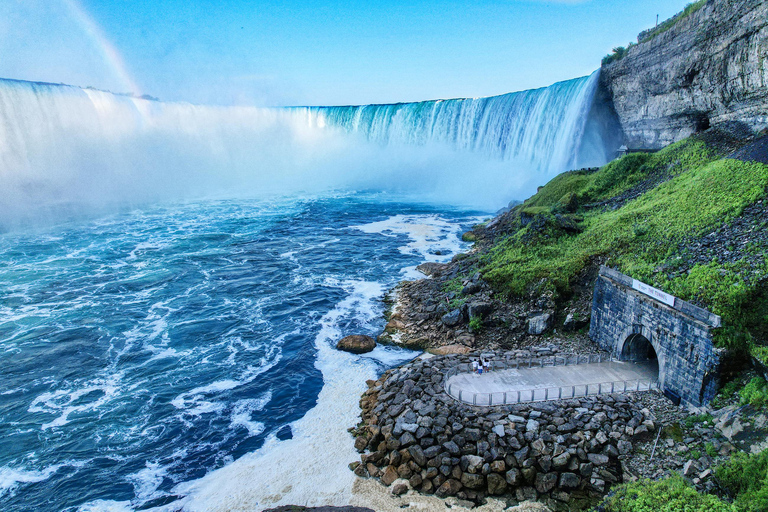 Desde las Cataratas del Niágara Tour por Canadá con Crucero, Viaje y SkylonExcursión de lujo a las cataratas del Niágara, Canadá, con almuerzo