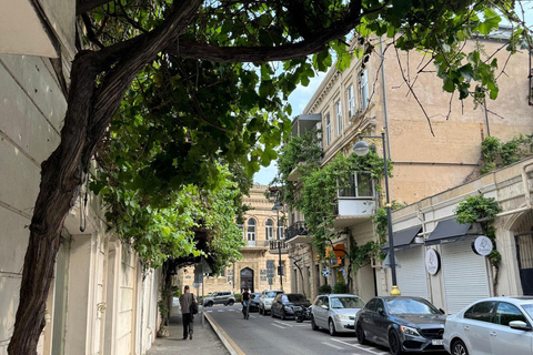 Baku: Old City Private Walking Tour with Tea & Sweets
