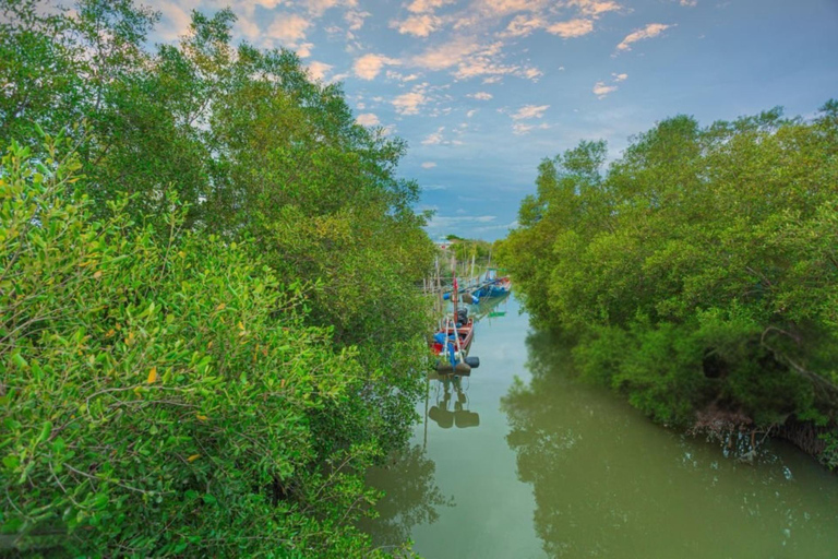 Aluva: Private Houseboat Cruise with Meals and Transfers