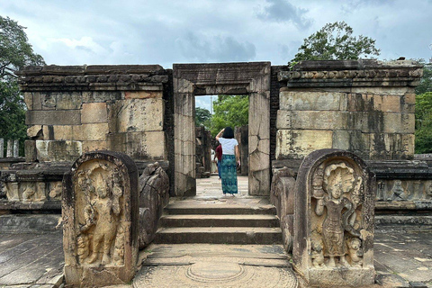 Sigiriya: UNESCO Polonnaruwa & Ancient Lake Heritage Tour