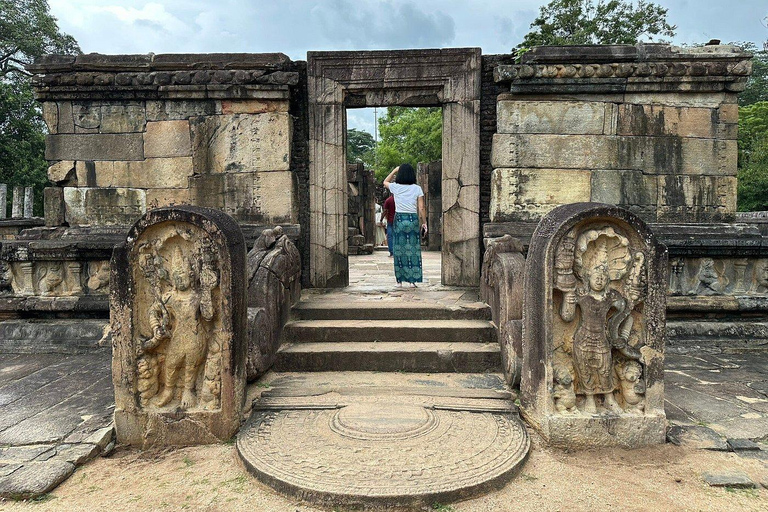 Sigiriya: UNESCO Polonnaruwa & Ancient Lake Heritage Tour
