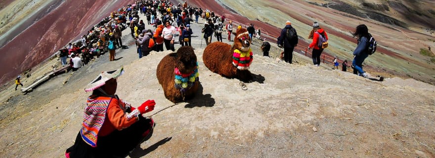 Randonnée à la montagne aux sept couleurs et dans la vallée rouge, avec repas