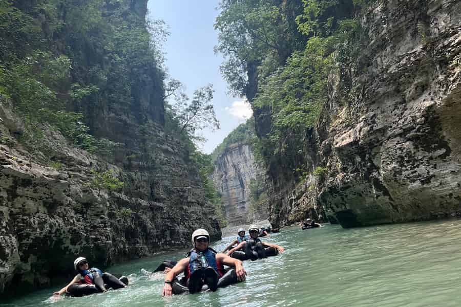 Çorovoda: Osumi Canyon Rafting/River Tubing Tour. Foto: GetYourGuide Çorovoda: Osumi Canyon Rafting/River Tubing Tour. Foto: GetYourGuide