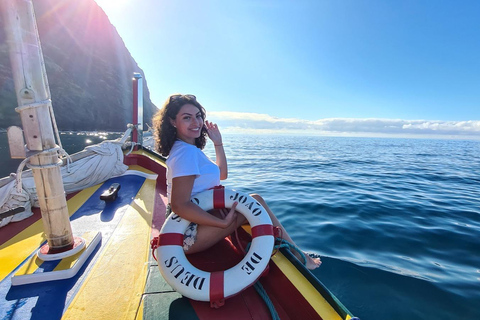 Câmara de Lobos: Unvergesslicher Sonnenuntergang auf einem typischen Xavelha-BootCâmara de Lobos: Unvergesslicher Sonnenuntergang auf einem typischen Boot namens Xavelha
