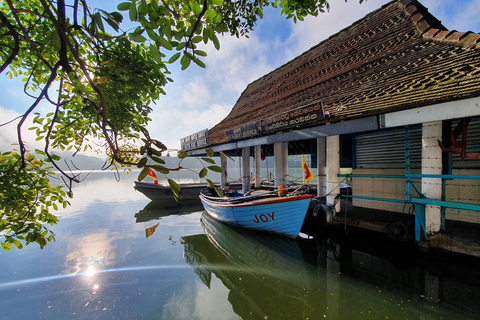 Kandy: Private Lake Boat Tour with City Views