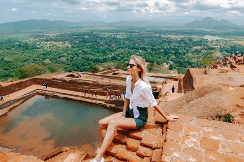 Tour privato di Sigiriya Dambulla Minneriya Safari di un giorno interoServizio di prelievo in hotel a Kandy o Matale