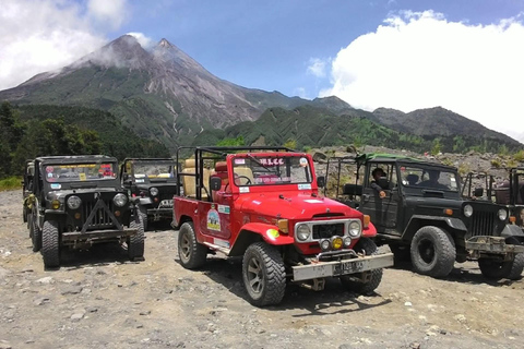 Aventure en jeep sur le volcan MerapiAvec transfert depuis la ville de Yogyakarta