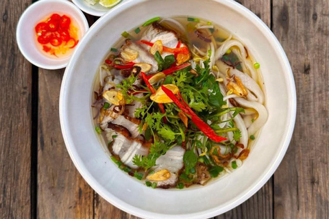 Phnom Penh: Street Art and Noodle Tour by Tuk Tuk