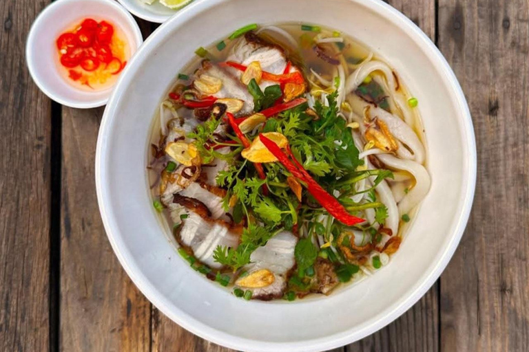 Phnom Penh: Street Art and Noodle Tour by Tuk Tuk