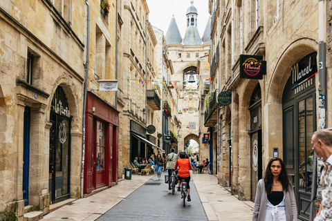 Bordéus: Passeio de bicicleta pelo centro histórico e pelo bairro de ChartronsVisita em inglês