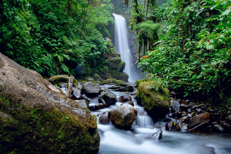 San José: Excursión a Doka, Volcán Poás y Cascada de La Paz