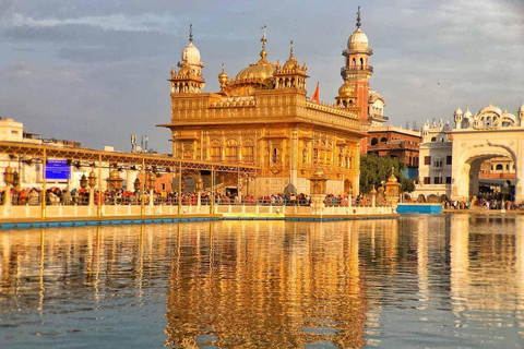 Delhi: tour di 2 giorni ad Amritsar con il Tempio d'oro e WagahDelhi: tour di 2 giorni ad Amritsar con il Tempio d'Oro e Wagah