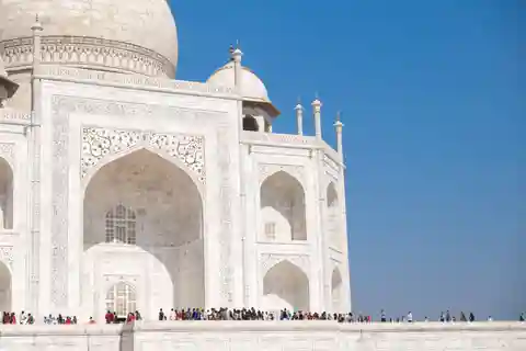 Skip the line Taj Mahal guided tour with High Value entrance