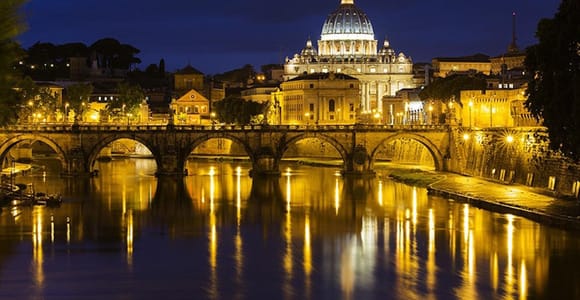 Rome Guided Walking Tour by Night: Colosseum, St. Peter&#39;s, and Secret Alleys