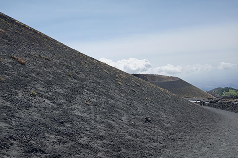 Tour a pie por el Etna en grupo reducido y visita a una cueva de lava