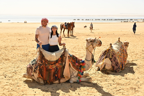 Dal Cairo: Safari nel deserto, giro in cammello, lago magico e pranzoTour condiviso in tedesco con pranzo