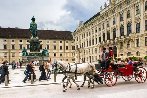 Private Daytour to Vienna from Budapest with pro guide