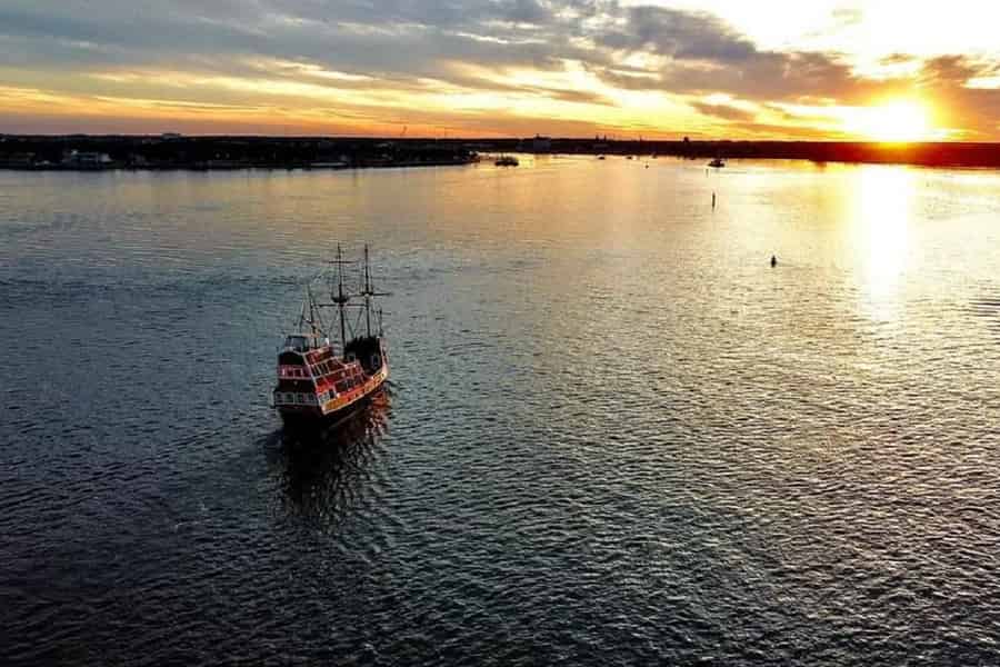 St. Augustine: Black Raven Tropical Sunset Cruise. Foto: GetYourGuide