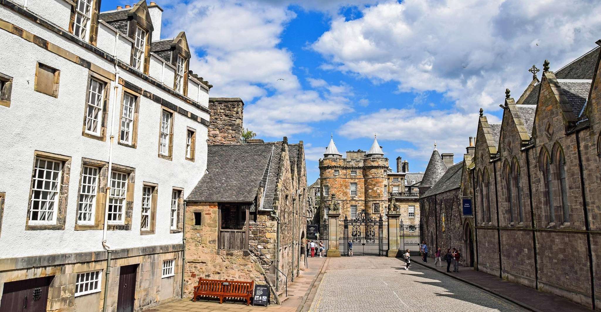 Walking tour in Roslin village - Housity