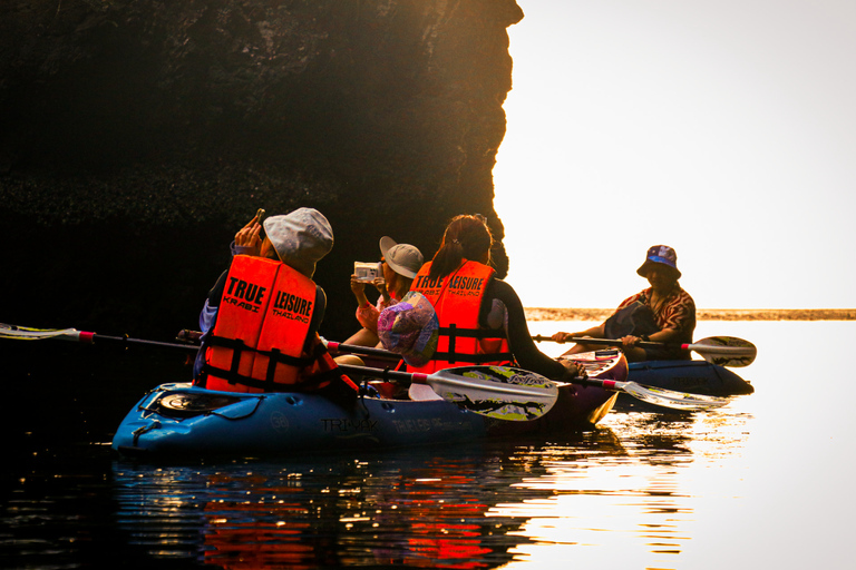 Krabi: Caiaque ao pôr do sol Ao Thalane com jantar churrasco