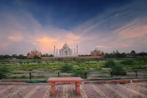 Tour guidato del Taj Mahal di Agra con auto, biglietto e pranzo (opzione)