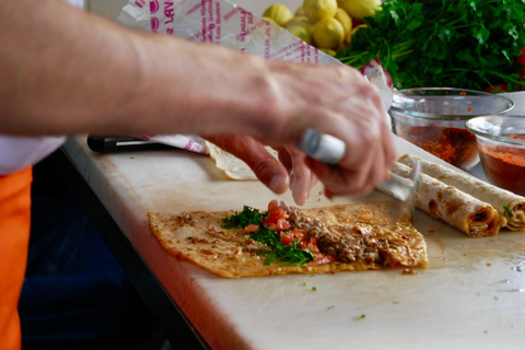 Istanbul: Taste of Turkey with Europe & Asia by Ferry Tour en Español