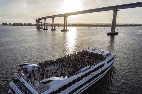 San Diego: Herbstliches Buffet mit Getränken auf einer KreuzfahrtSan Diego: Scenic Buffet Dinner Cruise