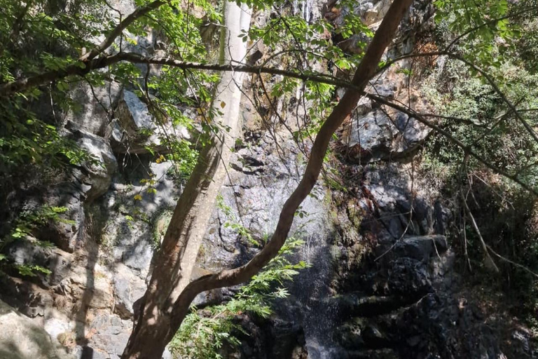 Tour privato a Troodos: cascata, villaggi e pranzo cipriotaTour privato a Troodos: cascata, villaggi e pranzo tipico cipriota