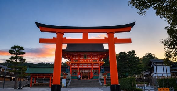 Kyoto: Sunrise Walking Tour Fushimi & Gion