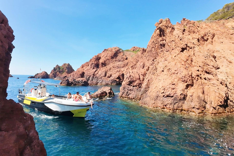 فريجوس: رحلة بحرية Esterel Calanques (قارب مريح) + محطة للسباحة